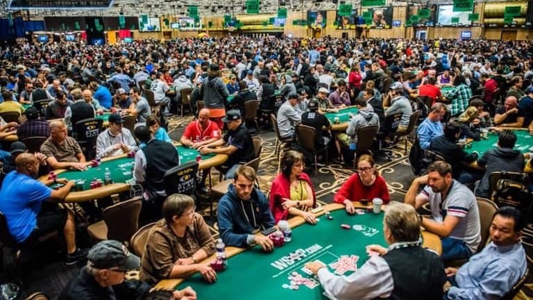 Personas detrás de las cartas.